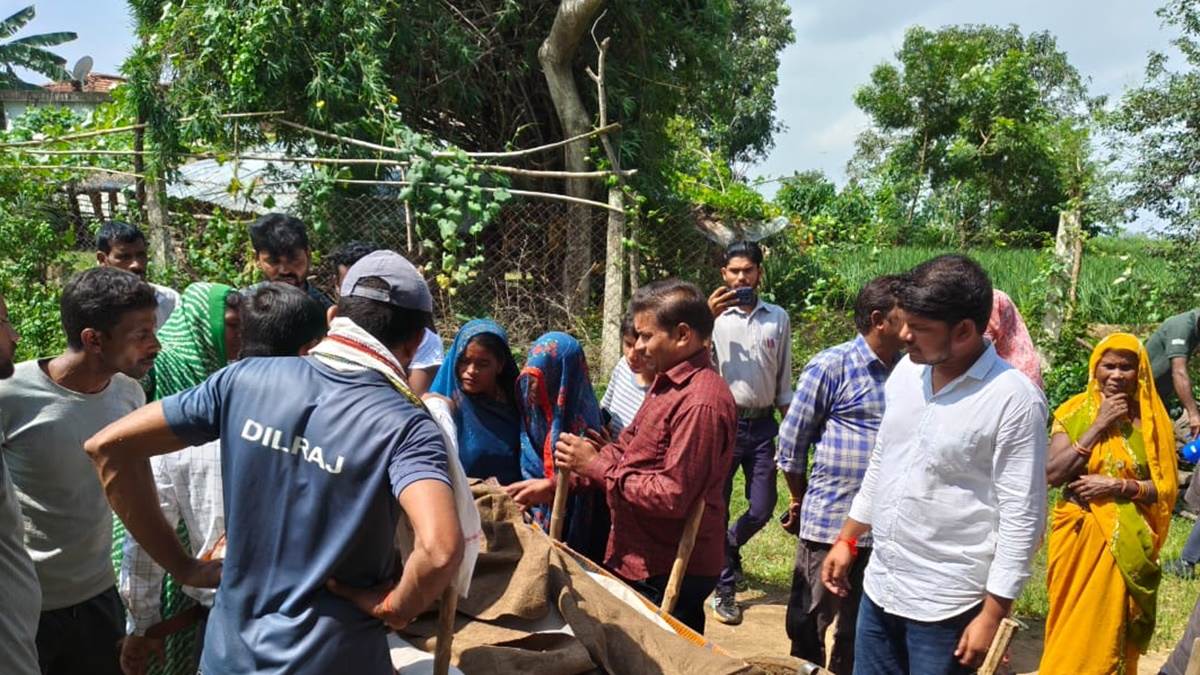 शहडोल के ब्यौहारी में एंबुलेंस कीचड़ में फंसी, 70 वर्षीय महिला के शव को बैलगाड़ी से ले जाना पड़ा घर