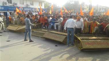 विश्व हिंदू परिषद ने भरी हुंकार, चेतावनी के बाद खोलनी पड़ी बेरिकेड