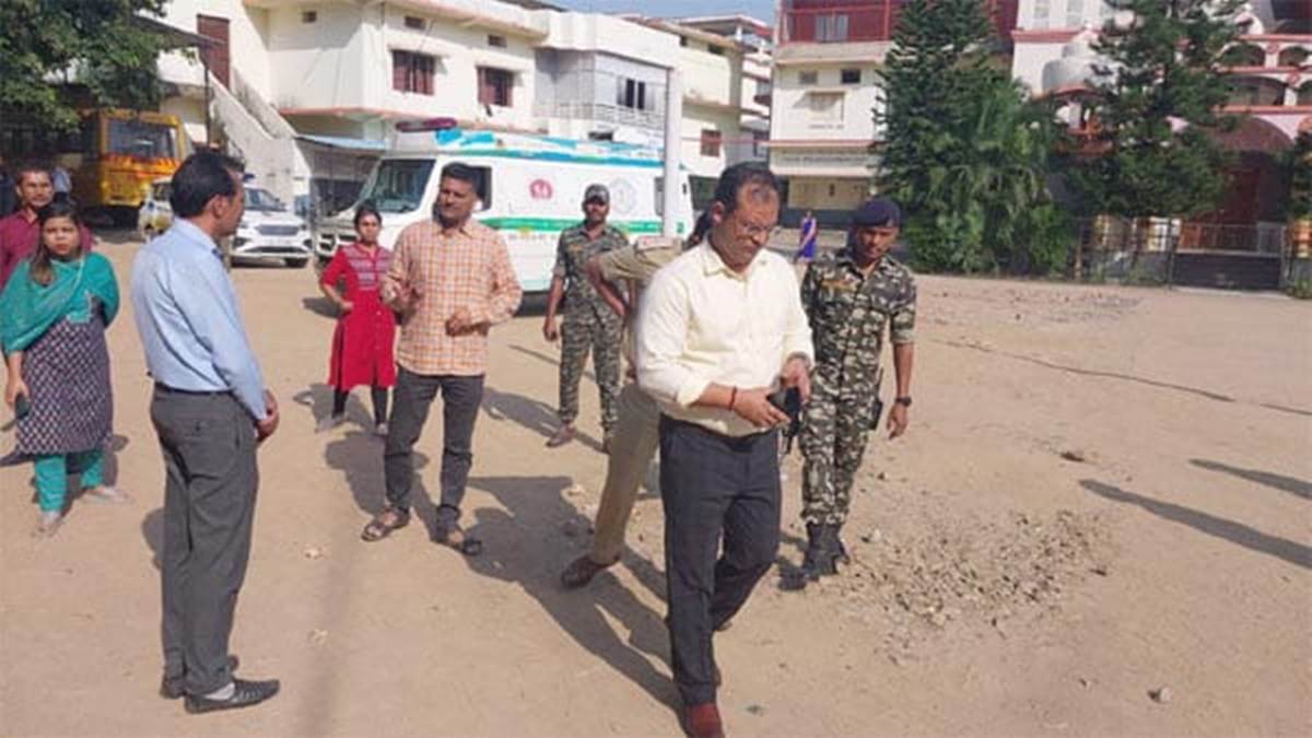 CG Ambikapur News: विवेकानंद स्कूल परिसर में एयर बलून व सिलिंडर फटा, दो  दर्जन घायल, घायलों में स्कूली बच्चे भी - Air balloon and cylinder burst in Vivekananda  School premises two ...