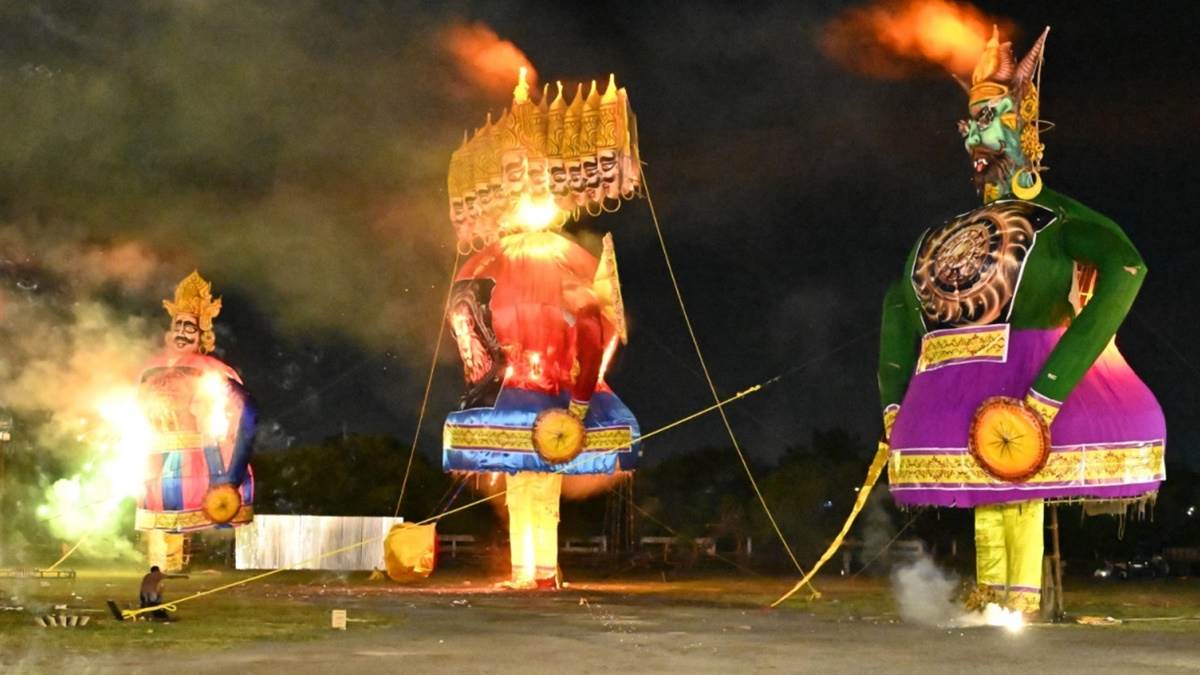 रायपुर में बटन दबाते ही धू-धू कर जल उठा 101 फीट ऊंचा रावण का पुतला, CM साय ने की रावणभाठा मैदान के लिए 50 लाख की घोषणा