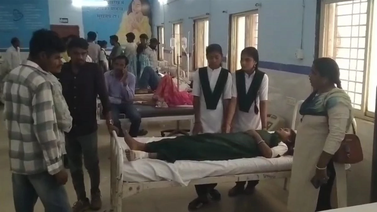 धार में सड़क पर कहर... स्कूल जा रही 7 छात्राओं को वैन ने मारी टक्कर, दो की हालत गंभीर