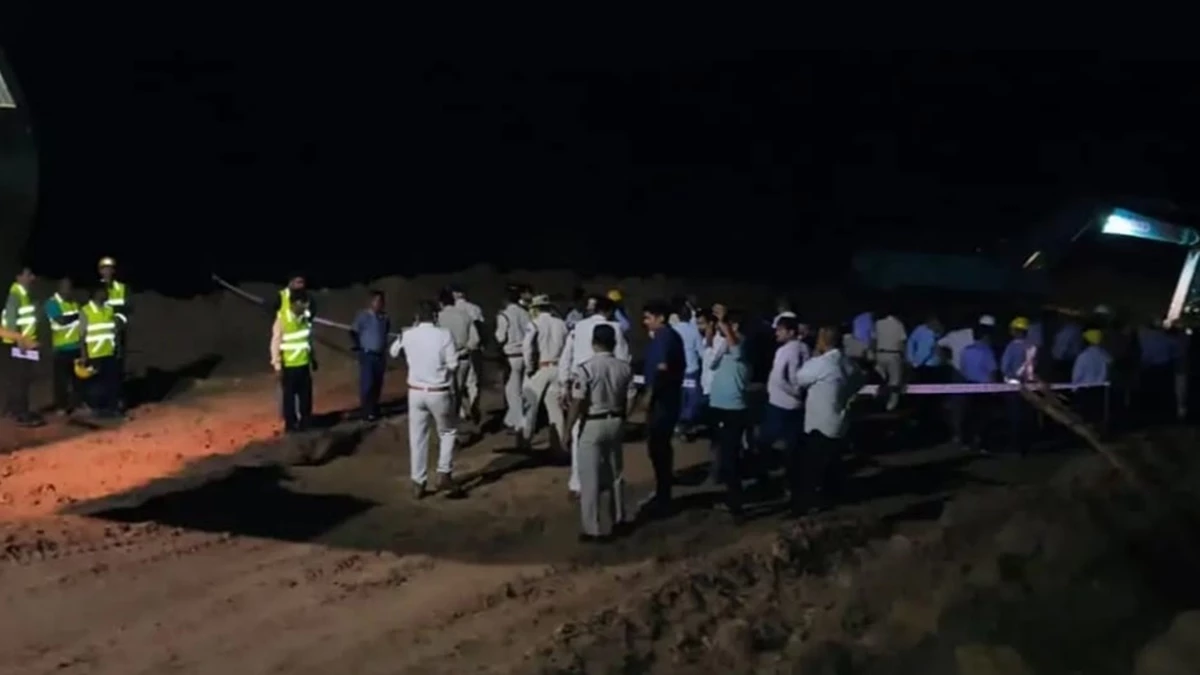 शहडोल के सोहागपुर में माइंस में मिट्टी धसकने से एक डंपर और डोजर दलदल में समाए, एक ड्राइवर भी लापता