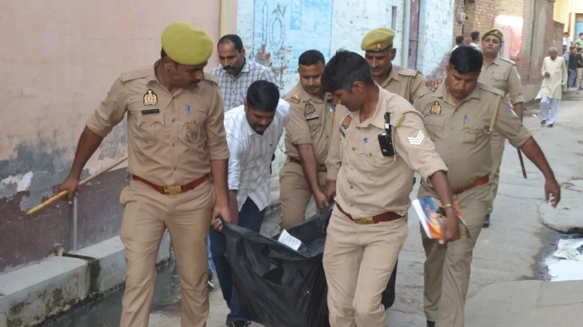 UP Triple Murder: मौलाना की पत्नी-दो बेटियों की निर्मम हत्या,  जांच में पुलिस के हाथ लगा बड़ा सुराग