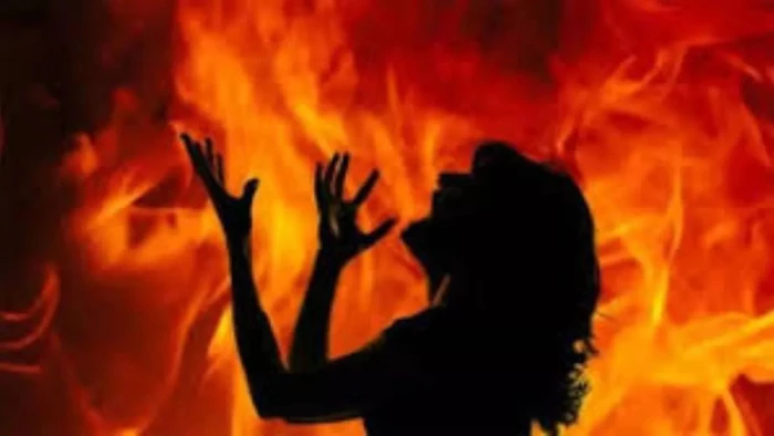 UP में दिल दहला देने वाली वारदात, भाभी को जिंदा जलाया; देवर ने खुद को भी लगाई आग... वजह जानकर हर कोई हैरान