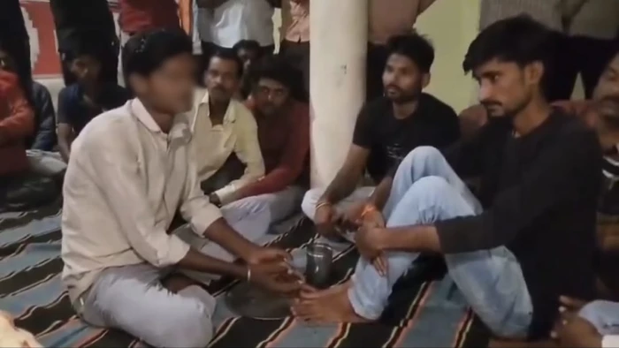 MP के दमोह में युवक को मीम शेयर करने पर दी सजा, पैर धुलवाए और फिर वही पानी पीने को मजबूर किया