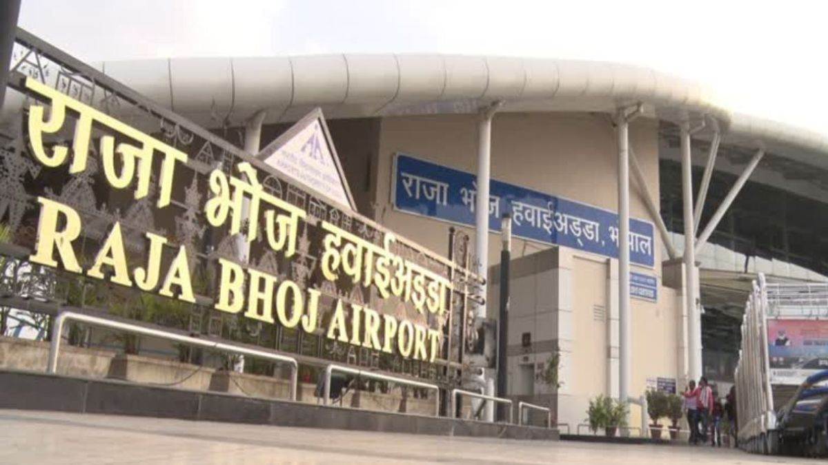 भोपाल में 40 मिनट रनवे किनारे खड़ी रही एयर इंडिया की फ्लाइट, लेट होने पर हंगामा