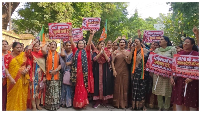 बिलासपुर में BJP महिला मोर्चा का हल्लाबोल, छात्राओं से दुर्व्यवहार मामले में कांग्रेस भवन का घेराव