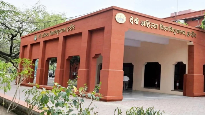 DAVV में दिव्यांग छात्रों ने मांगा 15 मिनट का कम्पेन्सेटरी टाइम , यूनिवर्सिटी ने UGC नियमों का हवाला देकर किया इनकार