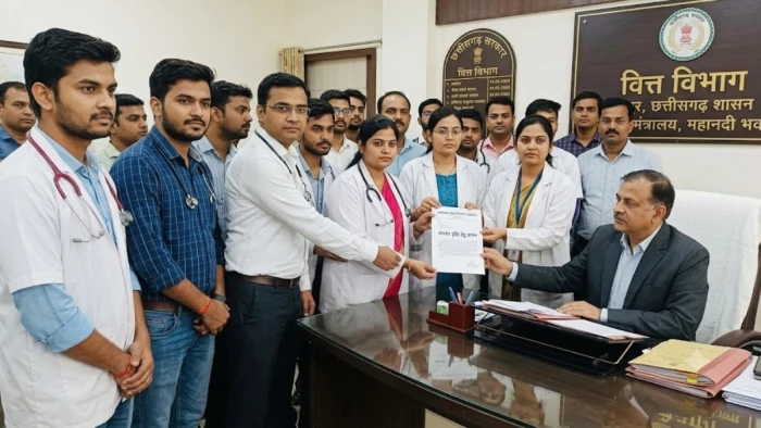 छत्तीसगढ़ में MBBS बॉन्डेड और जूनियर डॉक्टरों का वेतन बढ़ाने की मांग, CGDF ने वित्त विभाग को सौंपा ज्ञापन