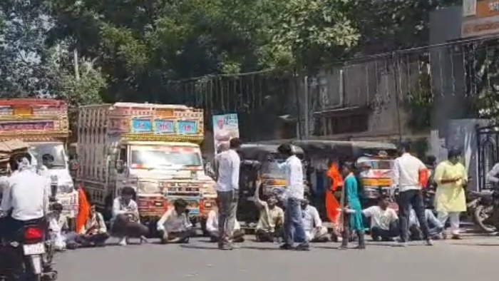 खंडवा के एसएन कॉलेज में अव्यवस्थाओं पर फूटा छात्रों का गुस्सा, सड़क पर उतरकर किया चक्काजाम