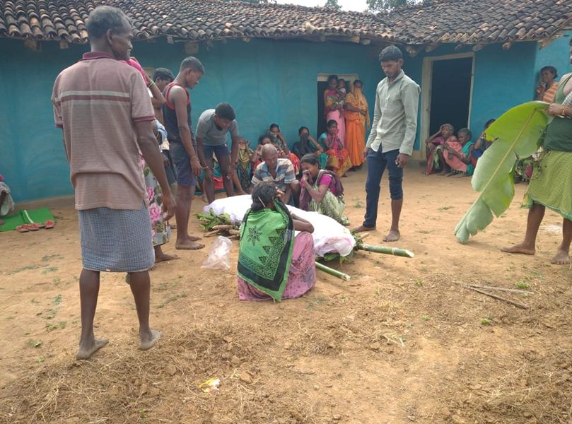 Naxali Killing: नक्सलियों ने जन अदालत लगाकर अपने ही साथी को उतारा मौत के घाट