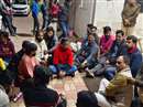 Chhindwara News: भाजपा जिलाध्यक्ष पुलिस चौकी परिसर में धरने पर बैठे, एसपी के आश्वासन पर माने