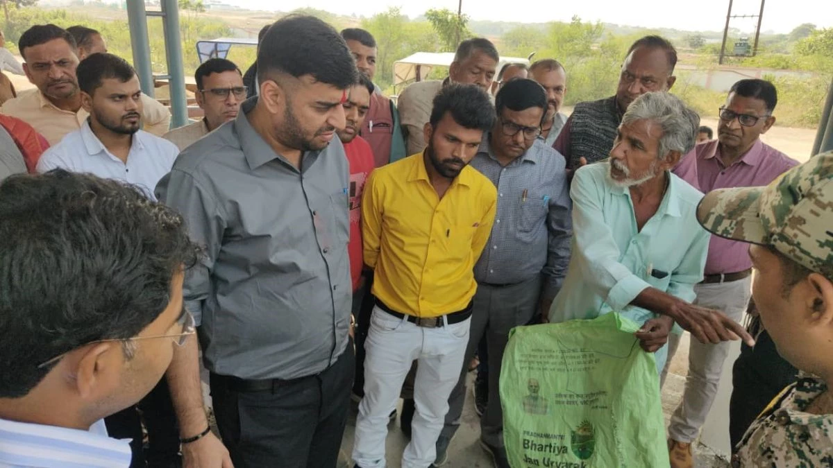 छत्तरपुर में कलेक्टर ने मंडी पहुंचकर किया औचक निरीक्षण, व्यापारियों से लगवाई किसान के सोयाबीन खरीदी की बोली