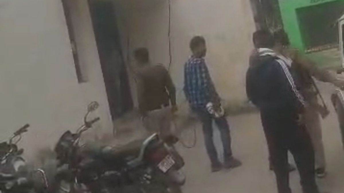 MP पुलिस का गजब का ड्रामा ! 5000 का इनामी बदमाश थाने से लंगड़ाते निकला, कोर्ट पहुंचा तो पैर में कोई लचक नहीं