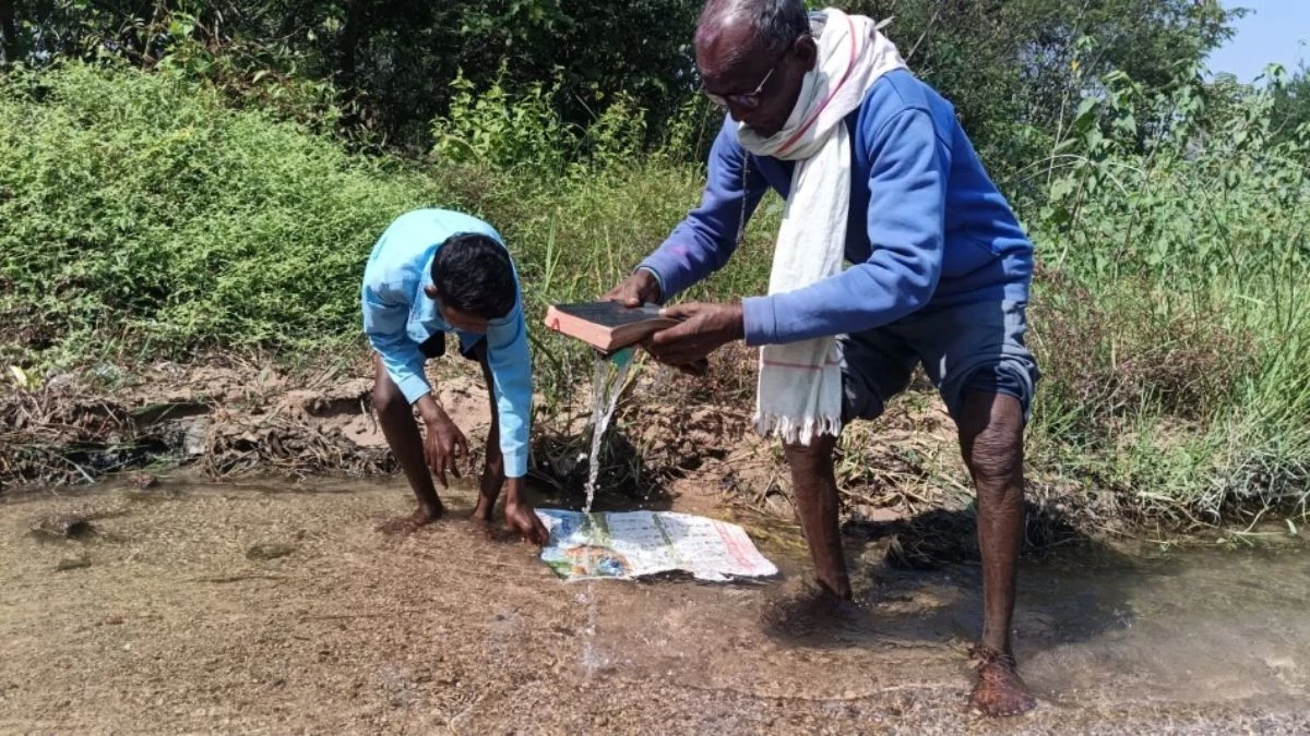धर्म बदला तो पूरे समाज ने ठुकराया, तंग आकर बाइबिल को नदी में बहाया और कर ली धर्म वापसी