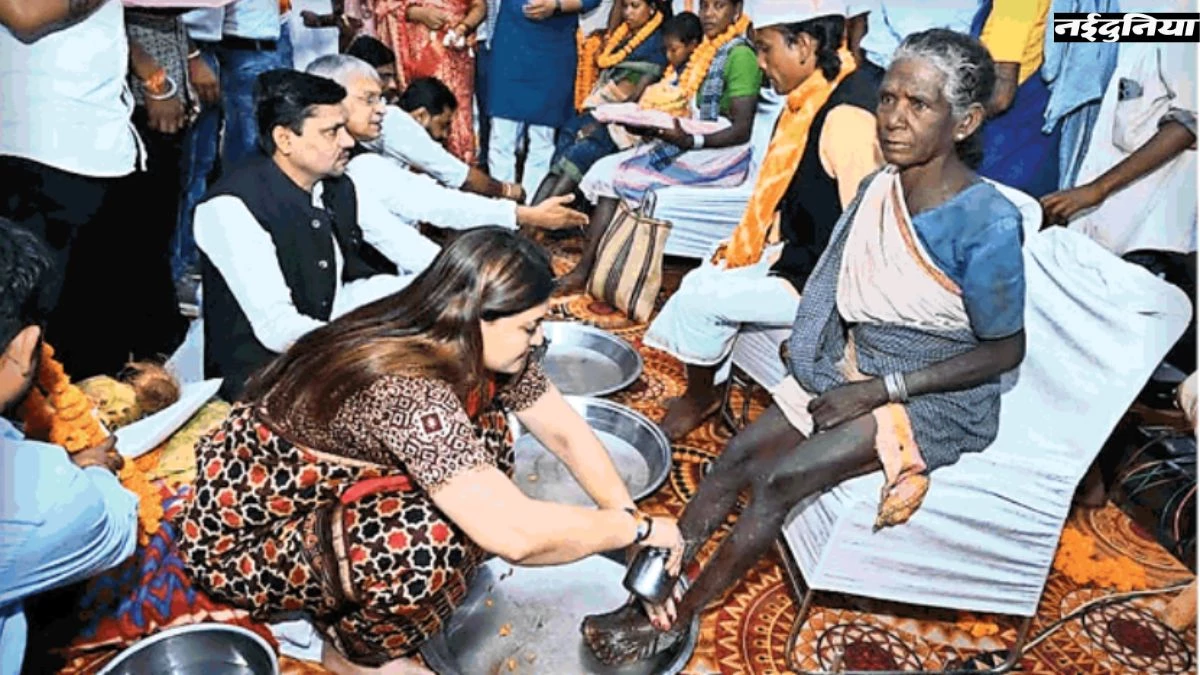 कबीरधाम के वनांचल में 115 मतांतरित आदिवासियों की 'घर वापसी', विधायक ने पैर पखारकर किया स्वागत