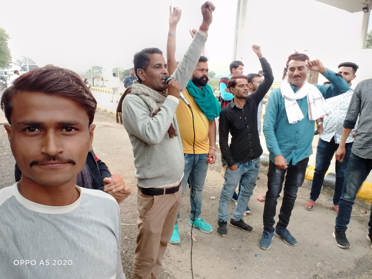 Farmer protest: आंदोलन के समर्थन में किसानों ने श्योपुर में टोल प्लाजा बंद कराया