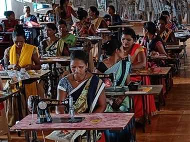 जहां सिलाई सेंटर वहीं की महिलाओं को मौका नहीं - Bijapur News: जहां सिलाई  सेंटर वहीं की महिलाओं को मौका नहीं - Naidunia.com