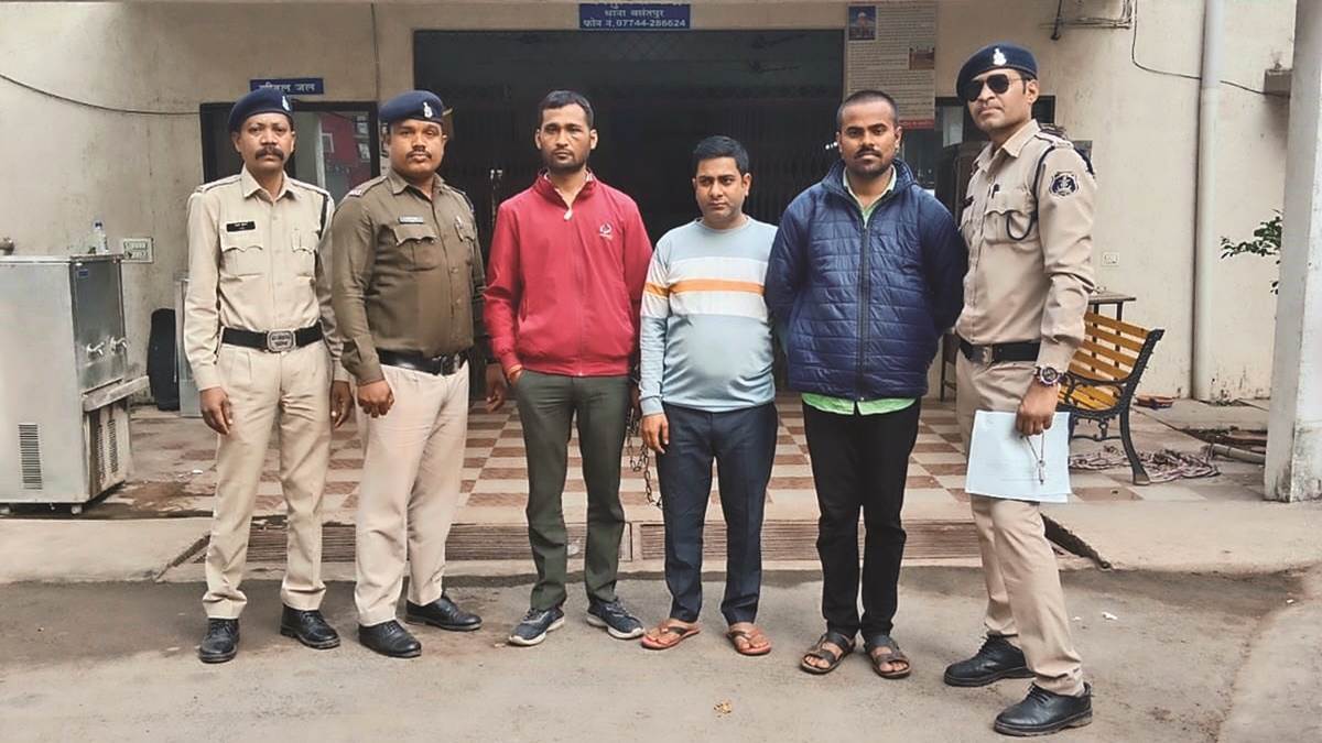 Rajnandgaon: Drunk youth creates ruckus, rips cop's uniform, grabs TI by collar, will now go to jail