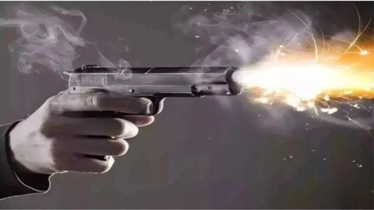 CG में बीयर की बोतल से शुरू हुआ विवाद... बर्खास्त सिपाही ने इंस्पेक्टर को मारा थप्पड़, सर्विस रिवाल्वर से फायरिंग