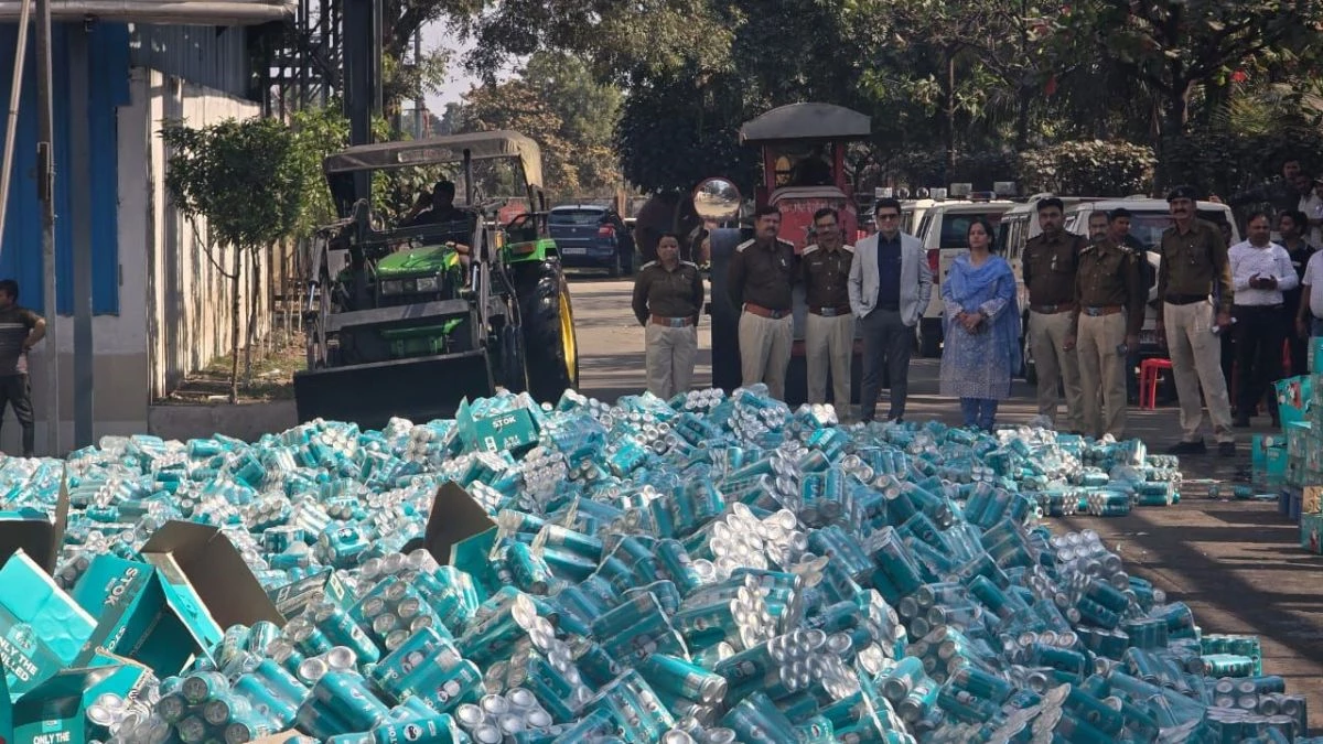 इंदौर में लाखों लीटर Expired Beer आबकारी विभाग ने किया नष्ट, Cans पर चलवाया बुलडोजर