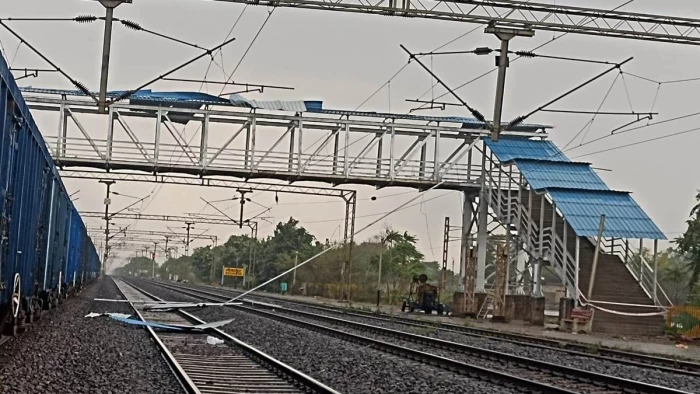 रील के चक्कर में बुझ गया घर का चिराग, मालगाड़ी के इंजन पर चढ़कर वीडियो बना रहा था छात्र, करंट ने ली जान