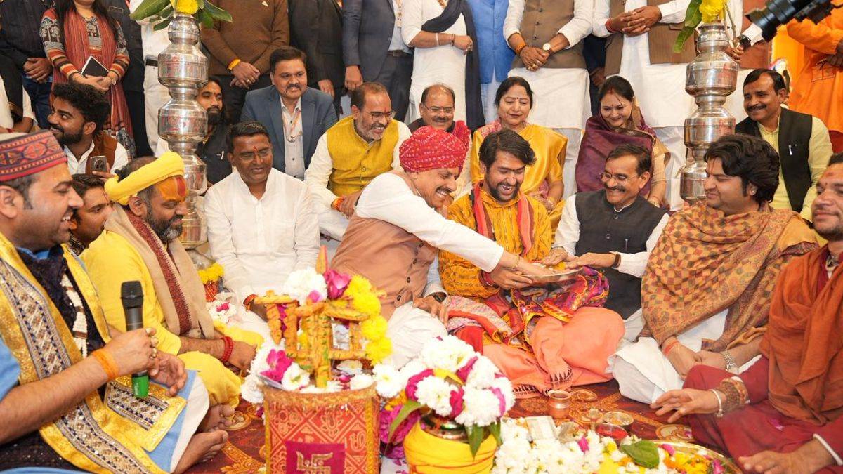 बागेश्वर धाम में 302 कन्याओं के विवाह महोत्सव में सीएम मोहन यादव ने निभाई हल्दी की रस्म, संतों का भी लिया आशीर्वाद