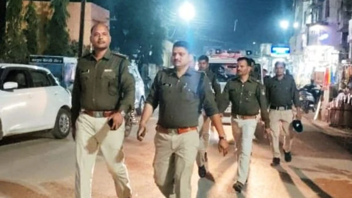 बड़वानी में त्योहारों से पहले पुलिस का सघन सुरक्षा अभियान, रात को सड़कों पर उतरी पुलिस, होटल, लाज और ढाबे किए चेक