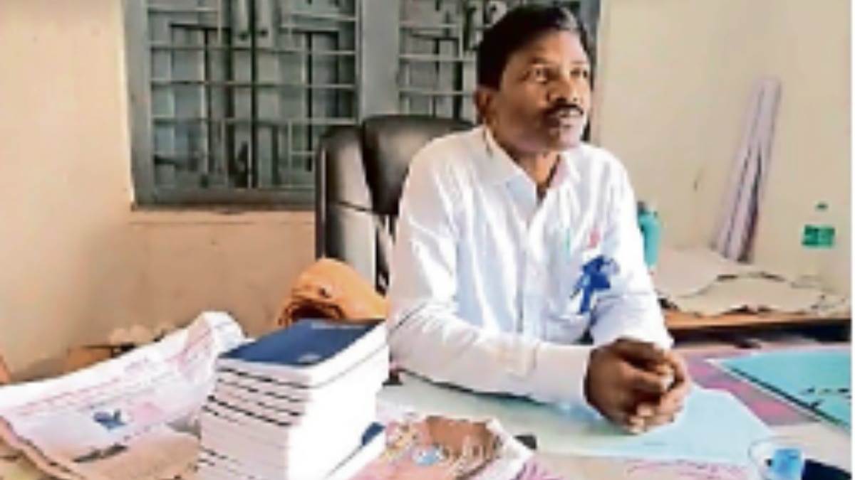 जशपुर के सरकारी स्कूल में बाइबिल बांटने पर बवाल, कक्षा में धर्म ग्रंथ बांट रहे शिक्षक को 'कारण बताओ' नोटिस