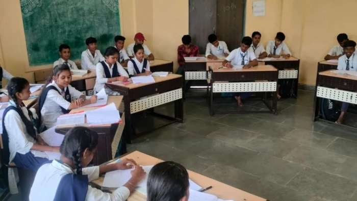 आधी रात को अलमारी में मिले 'लापता' छात्र, मां से बात न कराने पर घर भागना चाहते थे बच्चे, स्कूल में मचा हड़कंप