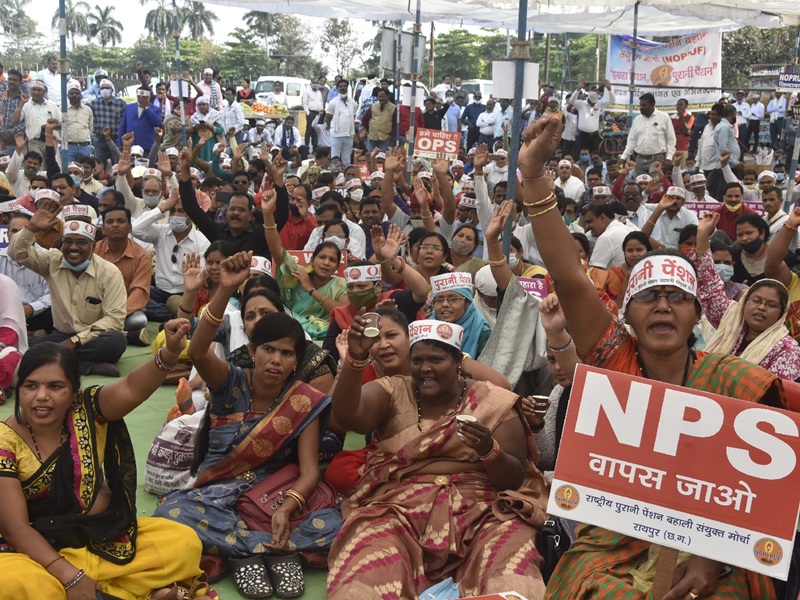 Pension: पुरानी पेंशन बहाली को लेकर निकाली रैली, पुलिस ने रोका