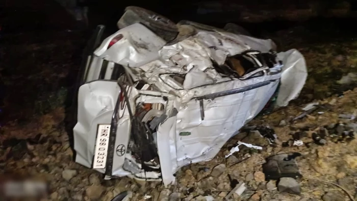 मंदसौर में दिल्ली-मुंबई एक्सप्रेस वे पर हादसा... रेलिंग से टकराकर उछली फॉच्यूर्नर कार, तीन की मौत