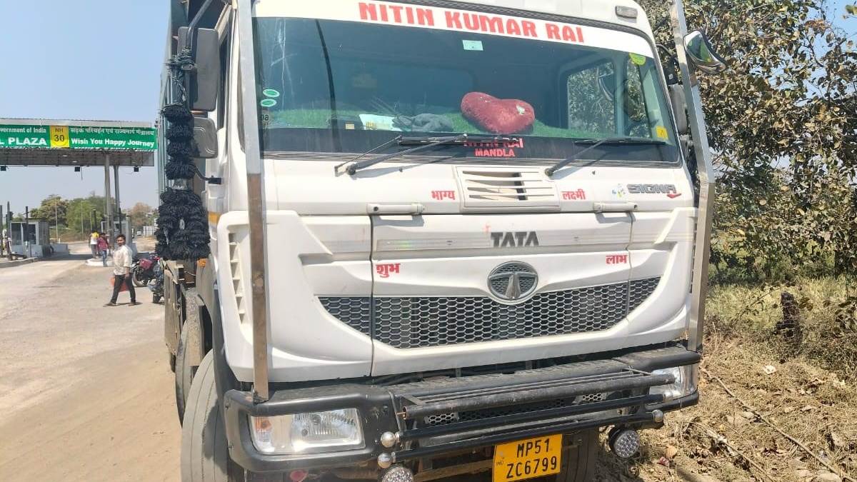 मंडला में हादसा, तेज रफ्तार हाईवा ने ली मासूम की जान, ग्रामीणों में आक्रोश