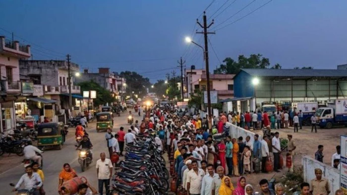भोपाल में गैस के लिए 'महायुद्ध', दुकान खुलने से पहले ही लगी लंबी कतारें, सिलिंडर के लिए घंटों इंतजार