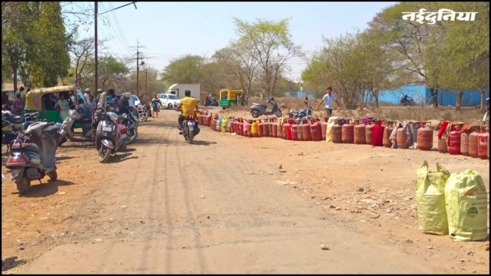 भोपाल में गैस के लिए 'हाहाकार': भीषण गर्मी में 6 घंटे की लंबी कतारें, कलेक्टर ने गोदामों पर मारा छापा, 23 अफसरों की टीम तैनात