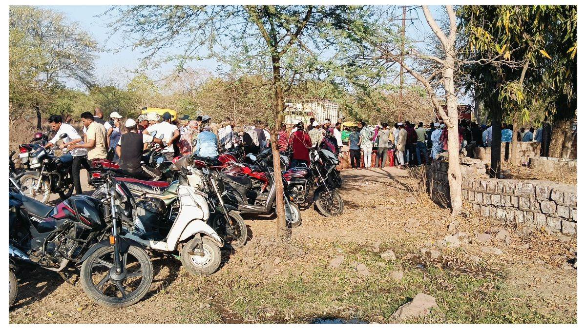 एक दिन में एक लाख से ज्यादा बुकिंग के बाद सिलिंडर लेने भटकते रहे उपभोक्ता, गैस एजेंसियों के बाहर हजारों की भीड़