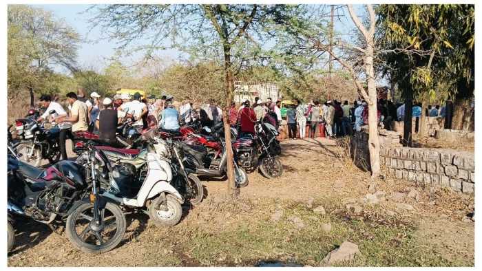 एक दिन में एक लाख से ज्यादा बुकिंग के बाद सिलिंडर लेने भटकते रहे उपभोक्ता, गैस एजेंसियों के बाहर हजारों की भीड़