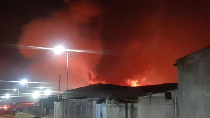 मंडला के मनेरी में टायर गोदाम में भीषण आग, समीप थे एचपी और इंडियन गैस के प्‍लांट, कई किमी दूर दिखा धुआं