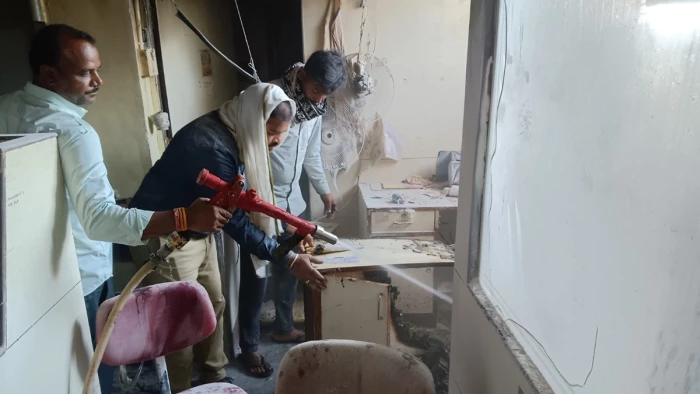 सागर जिले के बहरोल में सेंट्रल बैंक की ब्रांच में लगी आग, कैश काउंटर के पास रखे दस्तावेज जले