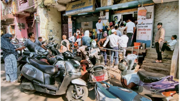 Raipur LPG Crisis: कमर्शियल गैस की कमी से उज्ज्वला सिलिंडर की मांग बढ़ी, CG में एजेंसियों पर उमड़ी भीड़; OTP में देरी से परेशानी