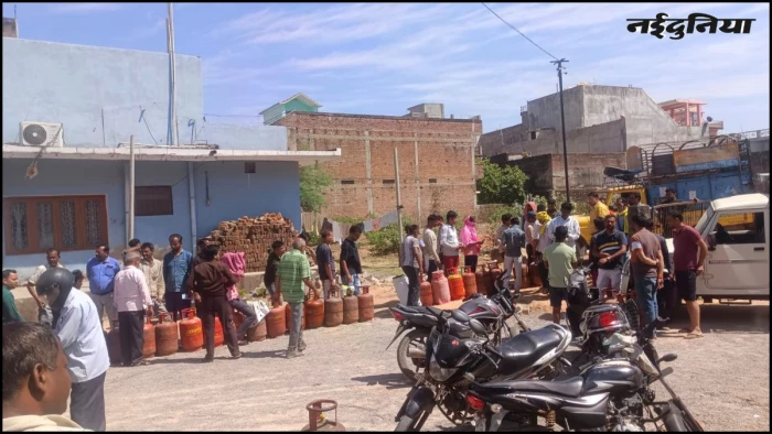 गैस संकट की अफवाह से हड़कंप, टीकमगढ़ में एजेंसियों पर लगी लंबी कतारें, निगरानी के लिए तैनात किए पुलिस-पटवारी