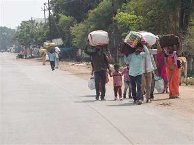 सिर पर गठरी, पांव में छाले और जिंदगी सफर के हवाले