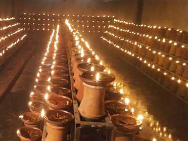 चैत्र नवरात्र पर मंदिरों में जगमगाई आस्था की जोत