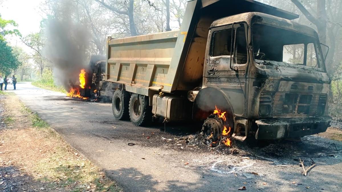 प्रियंका के बस्‍तर दौरे के बीच नक्सलियों का उत्‍पात, गिट्टी परिवहन में लगे दो टिप्पर वाहनों में की आगजनी