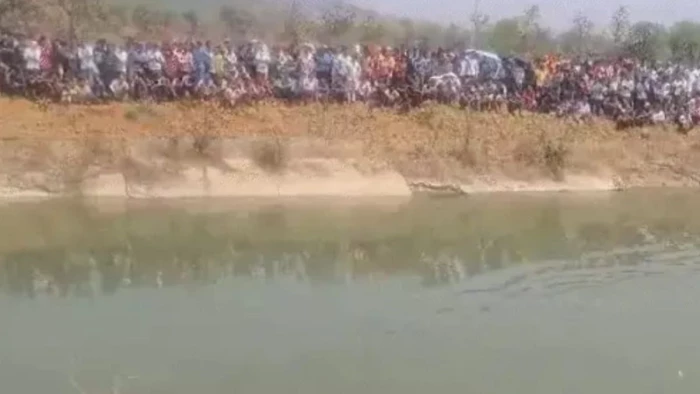 Korba News: 25 लोगों से भरी तेज रफ्तार पिकअप नहर में गिरी, दो बच्चे सहित पांच लापता; चालक गिरफ्तार