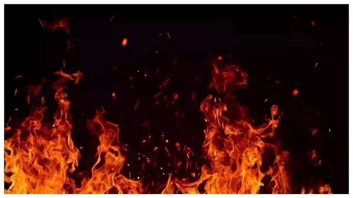 इंदौर की बहुमंजिला इमारत में मसाजर के शॉर्ट सर्किट से भड़की आग, 10वीं मंजिल तक दिखीं लपटें