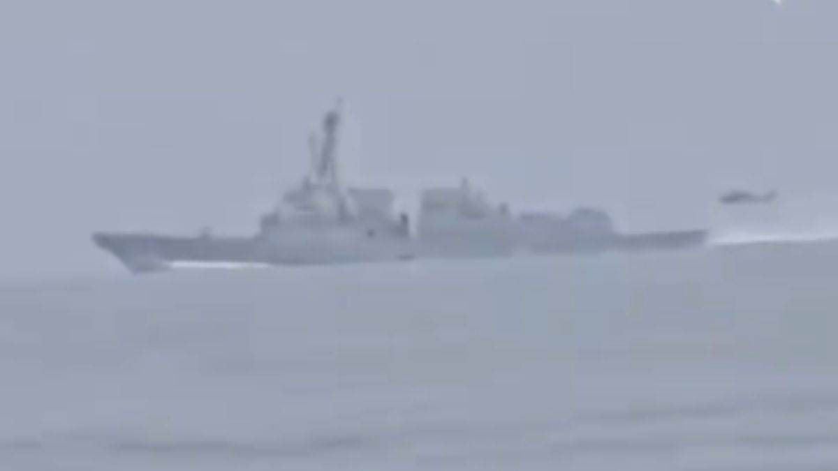 ईरान ने होर्मुज में अमेरिका को दी कड़ी चेतावनी, अमेरिकी नौसेना के युद्धपोतों को रास्ता बदलकर वापस लौटना पड़ा