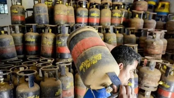 LPG Cylinder New Rule: शादी के कार्ड पर मिलेगा सिलिंडर, अब घरेलू गैस के कमर्शियल इस्तेमाल पर जेल!