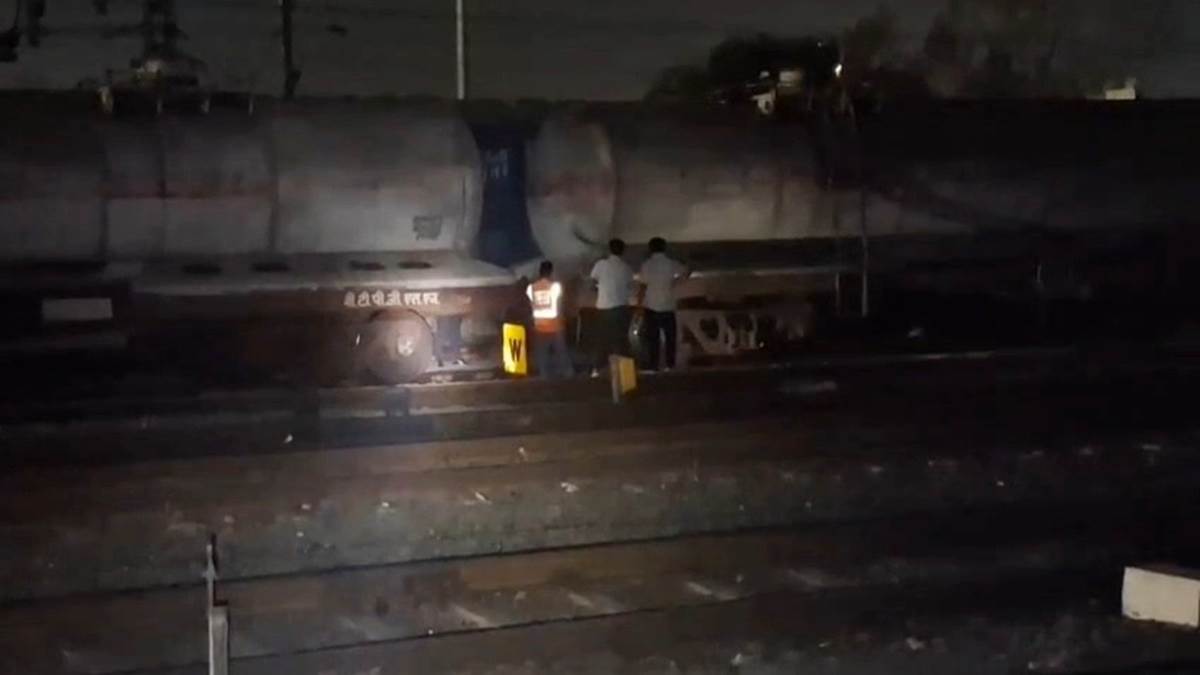 खंडवा में एलपीजी से भरी मालगाड़ी के वैगन से रिसने लगी गैस, तीन घंटे की मशक्कत के बाद अलग किया; 6 ट्रेन हुईं प्रभावित