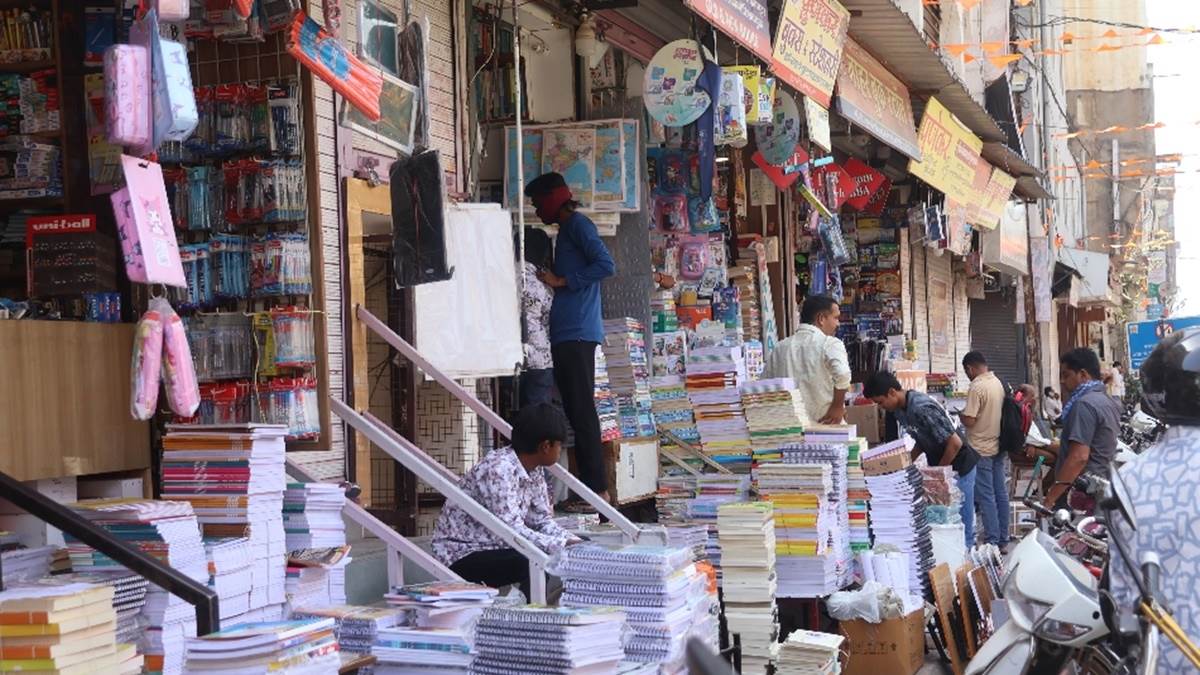 इंदौर में एनसीईआरटी की 800 रुपये की किताबें, पालकों को खरीदना पड़ रही 6500 रुपये तक